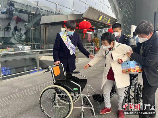 南宁机场与吴圩机场站联动，交接轮椅旅客。南宁机场供图