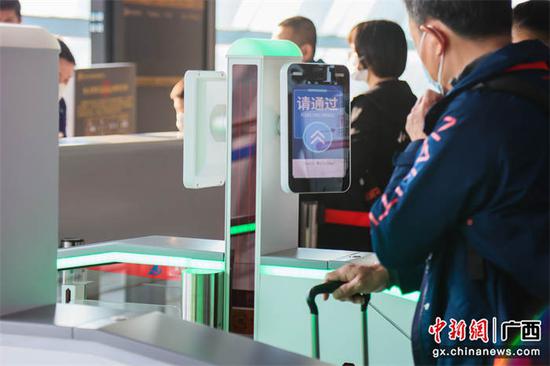 南宁机场对自助登机闸机进行真实航班测试。南宁机场供图