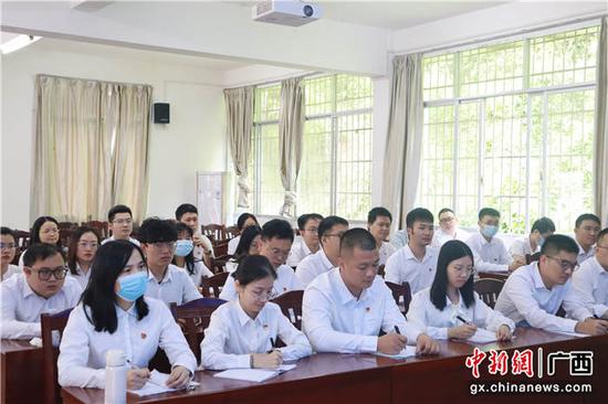 学员认真做笔记。颜莉莉 摄 学员认真做笔记。颜莉莉 摄