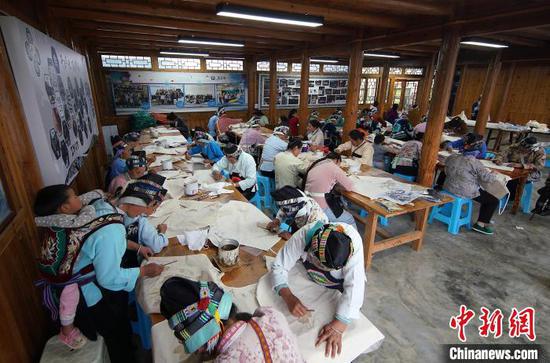 苗族妇女在贵州丹寨县龙泉镇卡拉村蜡染工坊绘制蜡画。　黄晓海 摄
