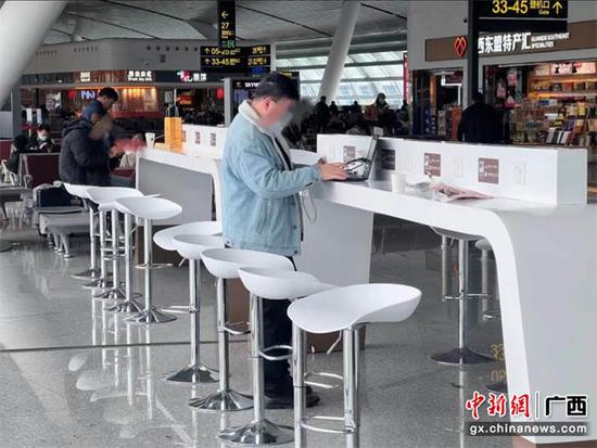 南宁机场候机楼新增充电桌。南宁机场供图