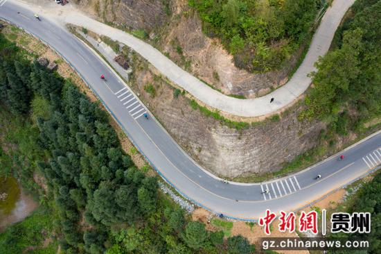 2023年4月18日，在贵州省从江县加榜梯田景区，自行车参赛选手在比赛（无人机照片）。吴德军摄