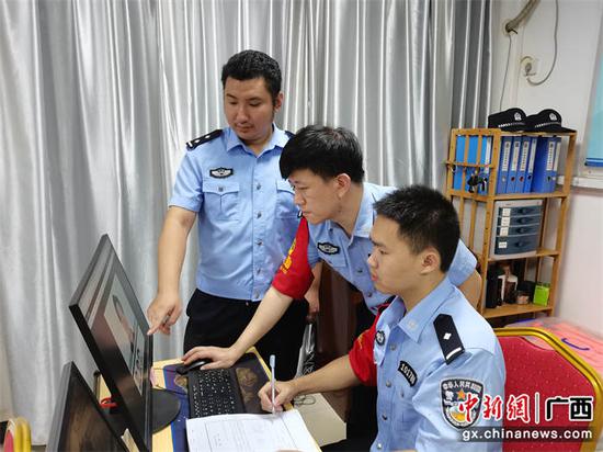 民警通过视频监控对遗失物品进行寻找。王昌昱  摄