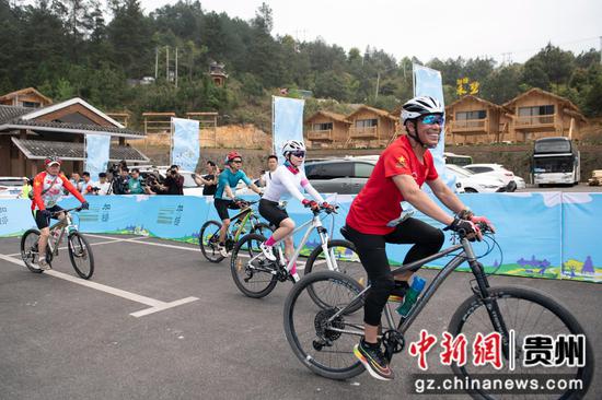 2023年4月18日，在贵州省从江县加榜梯田景区，自行车参赛选手在比赛。吴德军摄
