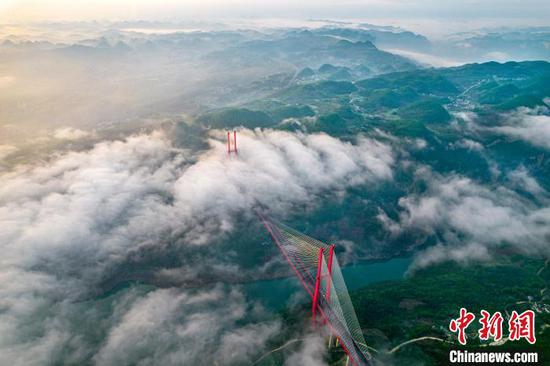 鸭池河大桥云雾缭绕美如画。 史开心 摄