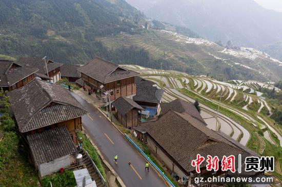 2023年4月18日，在贵州省从江县加榜梯田景区，马拉松参赛选手在比赛（无人机照片）。吴德军摄