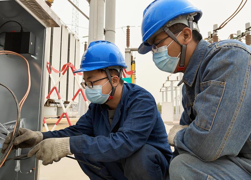 4月19日，国网吐鲁番供电公司变电检修人员在220千伏楼兰变电站开展变压器油色谱在线监测装置调试。姜斌 摄