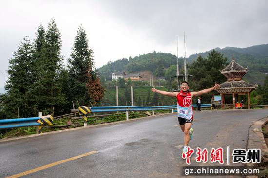 2023年4月18日，在贵州省从江县加榜梯田景区，马拉松参赛选手在比赛。吴德军摄