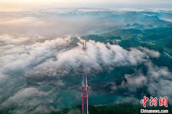 鸭池河大桥云雾缭绕美如画。 史开心 摄