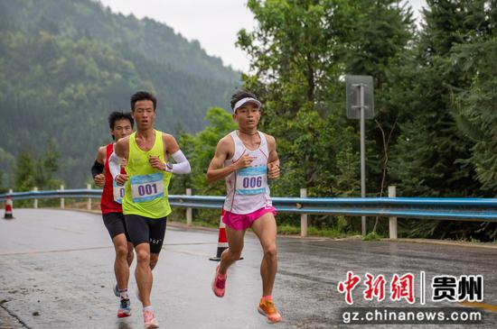 2023年4月18日，在贵州省从江县加榜梯田景区，马拉松参赛选手在比赛。吴德军摄