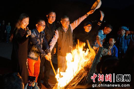 4月15日，四省一市主席团代表点燃联创之火——篝火晚会