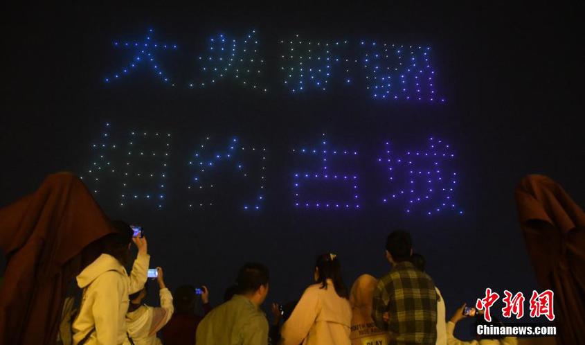新疆喀什市首次上演無人機燈光秀