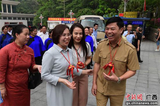 越南谅山省文化体育旅游厅代表团到达友谊关。庞立坚  摄