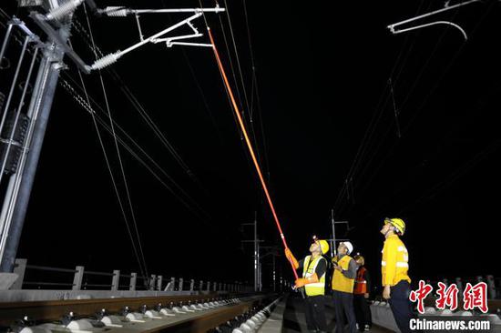 接触网验电。 邹姣 摄 接触网验电。 邹姣 摄