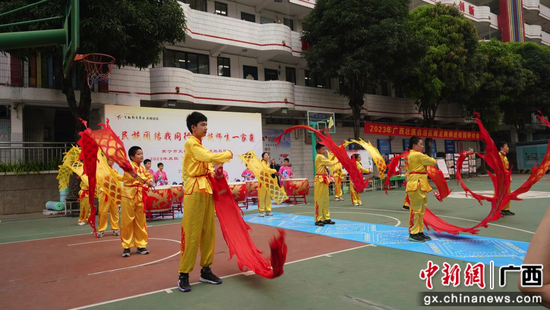天桃实验学校天桃校区的学生们带来舞龙舞狮表演。李汶昱 摄