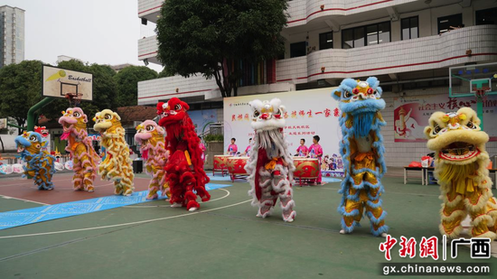天桃实验学校天桃校区的学生们带来舞龙舞狮表演。李汶昱 摄