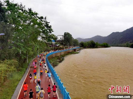 2023贵州铜仁·梵净山马拉松雨中开跑