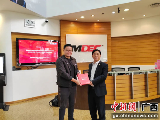 图：鲁东亮（右边）参观MDEC马来西亚数字经济机构