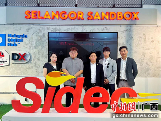 图：鲁东亮（中间）参观Sidec雪兰莪州资讯科技与数码经济机构