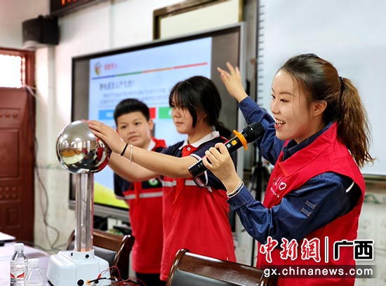 图为南方电网广西电网公司电力科学研究院的电博士们与同学们一起做电力小实验。 陈伯鑫 摄