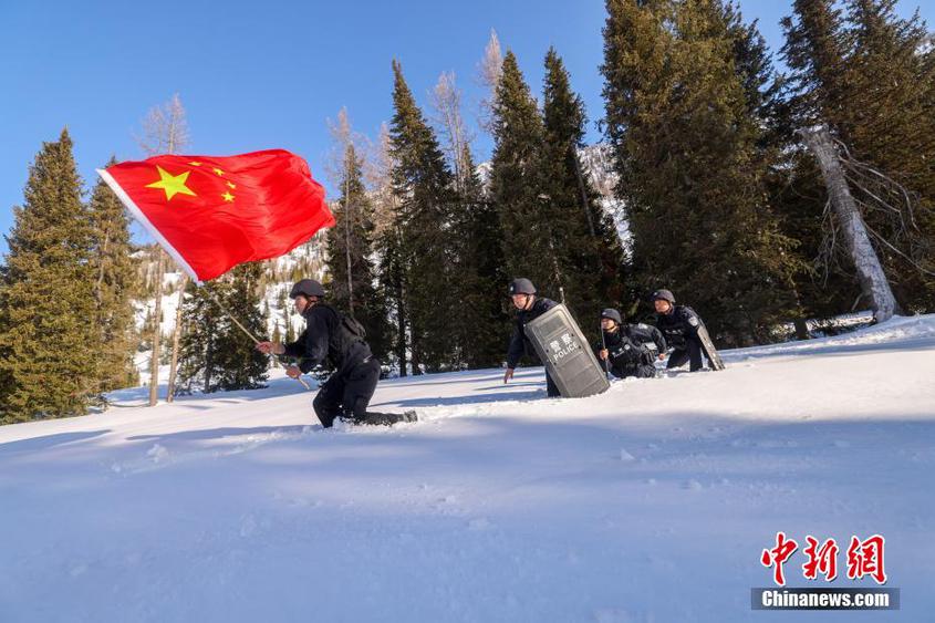 “積雪沒過小腿”新疆阿勒泰民警踏雪巡邊