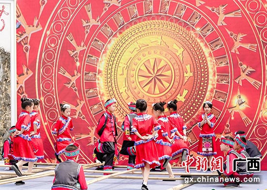 图为学生们欢快跳竹竿舞。 陈伯鑫 摄