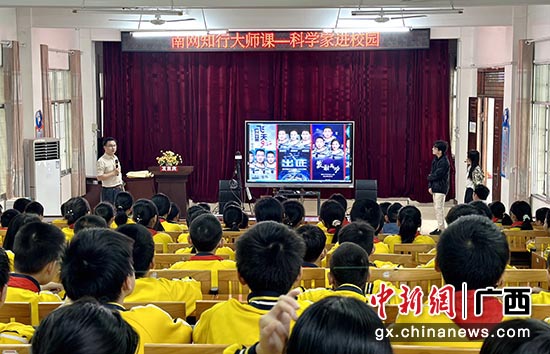 图为中国科学院文献情报中心原党委书记、中国科学院老科学家科普演讲团成员何林，给学生们分享两弹一星元勋钱学森的故事。罗洋 摄