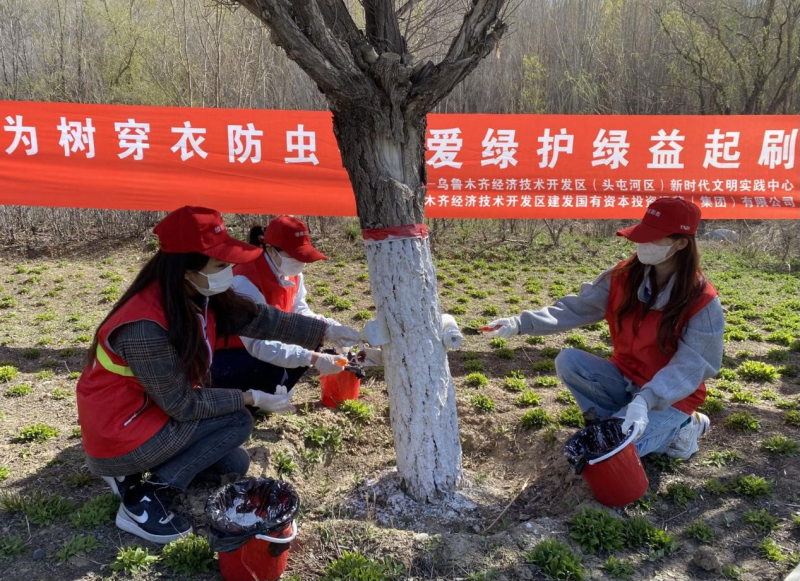 經開區“志愿紅”拿起小白刷 大綠谷1000余棵樹木換“新衣”