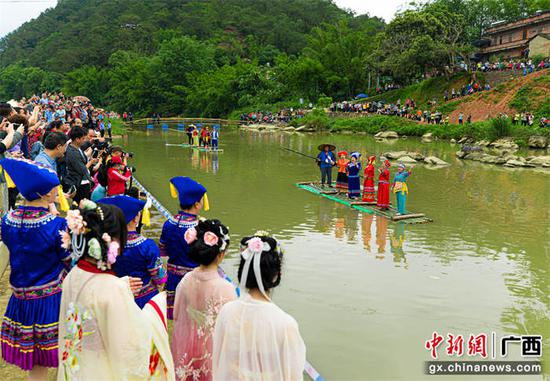 容县杨梅镇当年下南洋的梅江河码头当地山歌对唱搬到了梅江上。容县县委宣传部供图