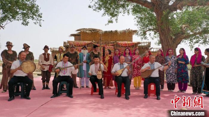 新疆罗布淖尔维吾尔族民歌传承人：炙热民歌“种”出“沙海玫瑰”