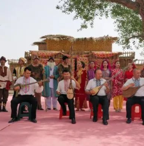 专稿 | 新疆罗布淖尔维吾尔族民歌传承人：炙热民歌“种”出“沙海玫瑰”