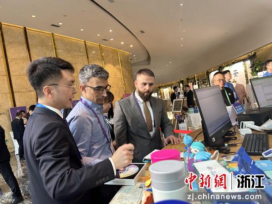 杭州亚运会代表团成员现场体验工行数字人民币硬件钱包。工行 供图