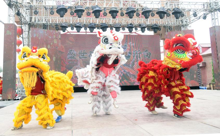 圖為舞龍舞獅隊伍，伴隨著鏗鏘有力的鑼鼓節(jié)奏，時而騰躍、時而盤起、時而穿花，變換著各種造型、隊列。孫亭文攝