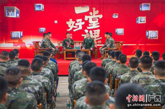 图为与先进典型郑明岗开展交流“面对面”。李志刚 果志远 摄影报道 图为与先进典型郑明岗开展交流“面对面”。李志刚 果志远 摄影报道