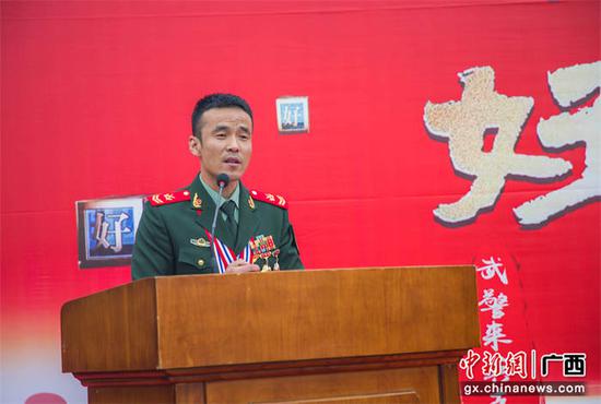 图为先进典型郑明岗上台讲述个人成长经历。李志刚 果志远 摄影报道 图为先进典型郑明岗上台讲述个人成长经历。李志刚 果志远 摄影报道