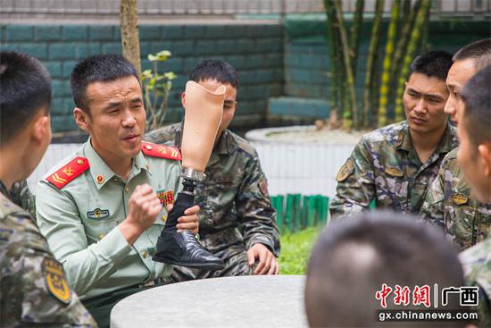 图为先进典型郑明岗与基层战友讲述个人成长经历。李志刚 果志远 摄影报道 图为先进典型郑明岗与基层战友讲述个人成长经历。李志刚 果志远 摄影报道