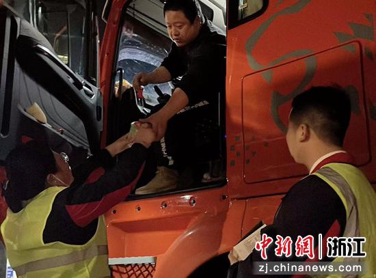 浙江高速石油工作人员给火车司机送夜宵。丁婧 供图