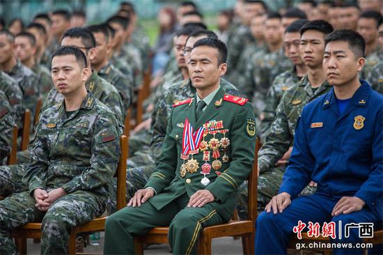 图为先进典型郑明岗参加“一堂好课”。李志刚 果志远 摄影报道 图为先进典型郑明岗参加“一堂好课”。李志刚 果志远 摄影报道