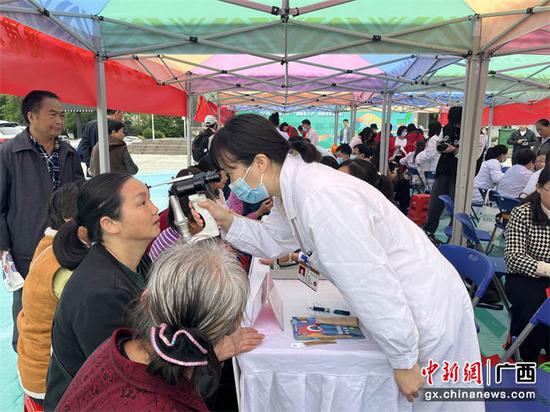 图为义诊现场。韦佳秀 摄 图为义诊现场。韦佳秀 摄