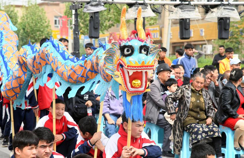 疏附縣中小學(xué)的龍獅隊伍不斷壯大。孫亭文 攝