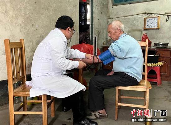 图为专家深入李福新家进行健康指导。韦佳秀 摄 图为专家深入李福新家进行健康指导。韦佳秀 摄