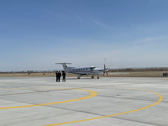 4月28日，北屯丰庆机场，由北屯市开往石河子市的PC-12NG飞机准备起航。 兵团日报全媒体记者 段若冰 摄