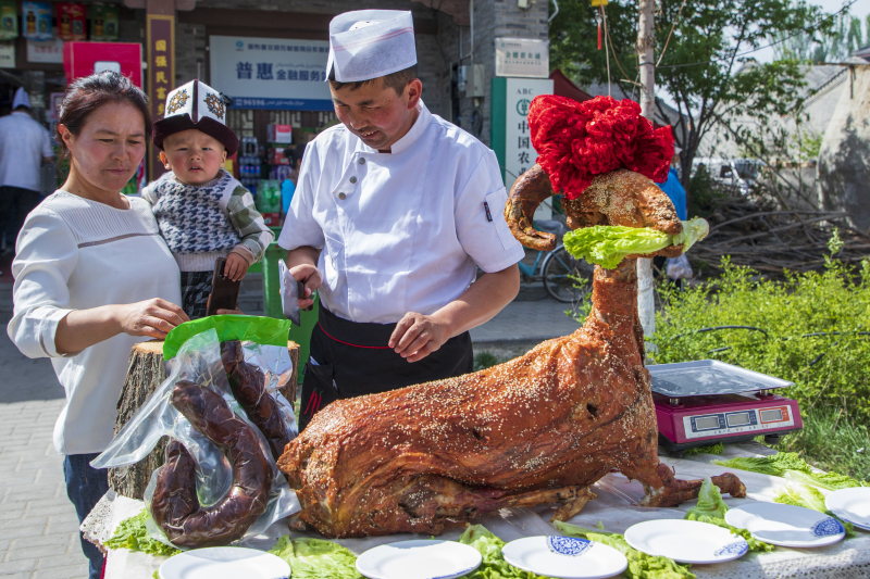 察布查爾縣首屆“文化美食旅游節(jié)暨拳王爭霸賽”。