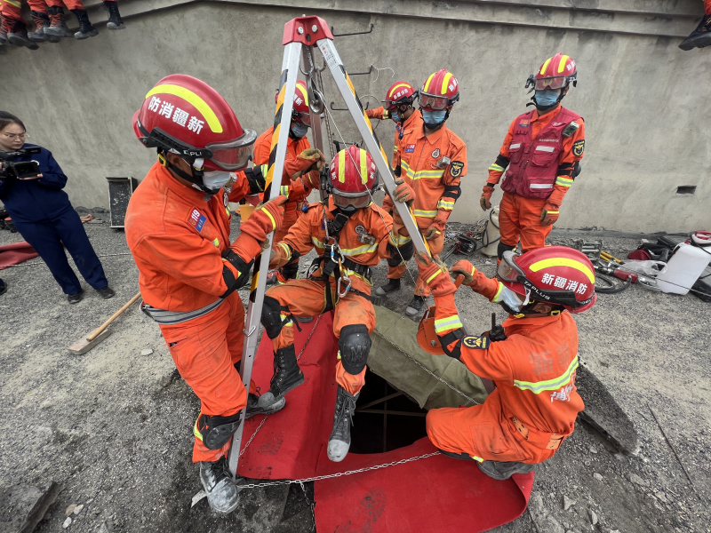 博州消防救援支隊在精河縣開展48小時跨區域地震救援實戰拉動演練