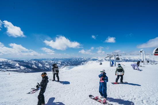 游客近日在可可托海国际滑雪度假区滑雪。摄影：伊桑