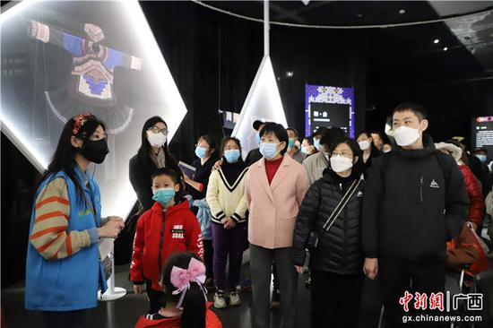 志愿者讲解《意象——中国西南少数民族服饰审美及其当代重塑》。南宁博物馆供图