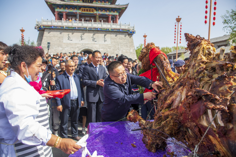 察布查爾縣首屆“文化美食旅游節(jié)暨拳王爭霸賽”。