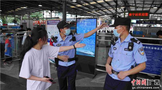 图为民警为旅客做引导。姚鹏鹏  摄