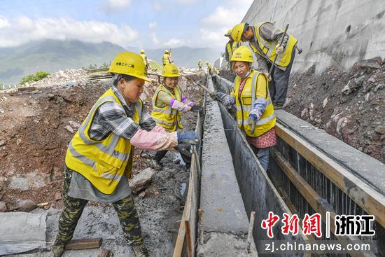 工人在杭温铁路台州市仙居县田市镇境内区间路基附属工程施工。陈月明（通讯员）摄