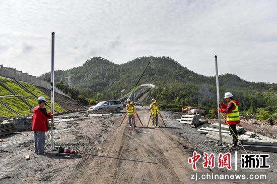 技术人员在杭温铁路台州市仙居县田市镇境内区间路基附属工程测量。陈月明（通讯员）摄